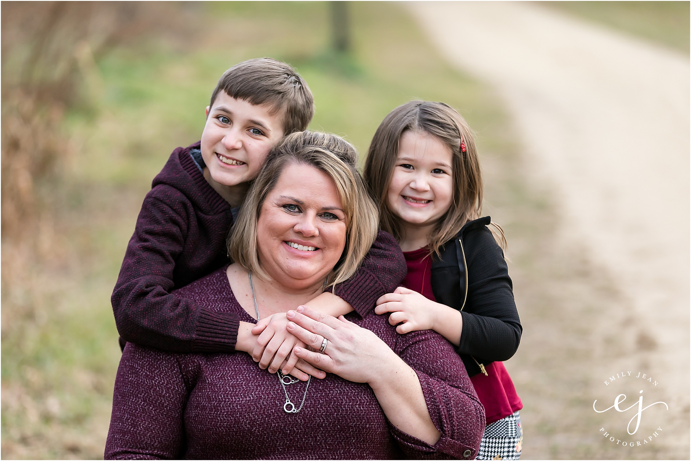 la crosse family photography onalaska little kids hugging and smiling with mom