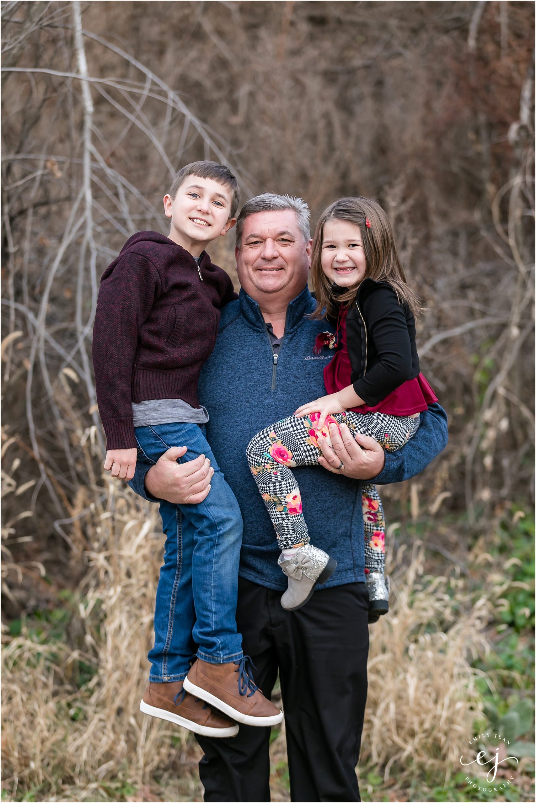la crosse family photography onalaska little kids hugging and smiling with dad