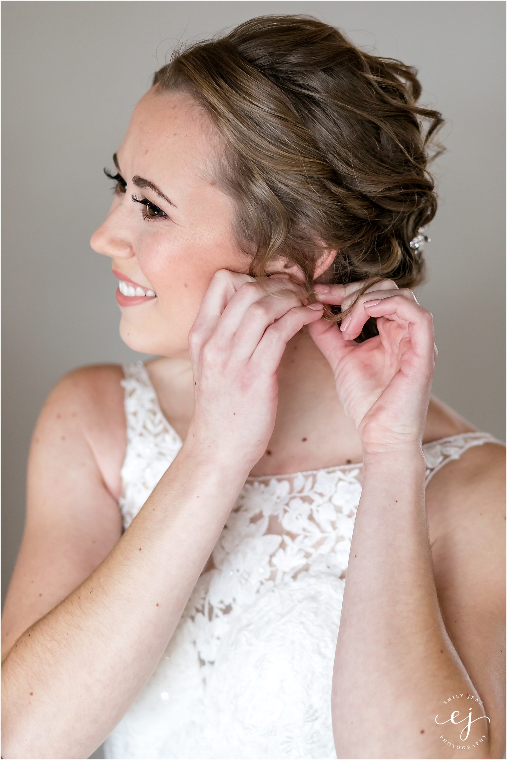 bride putting in earrings la crosse wisconsin wedding photographer
