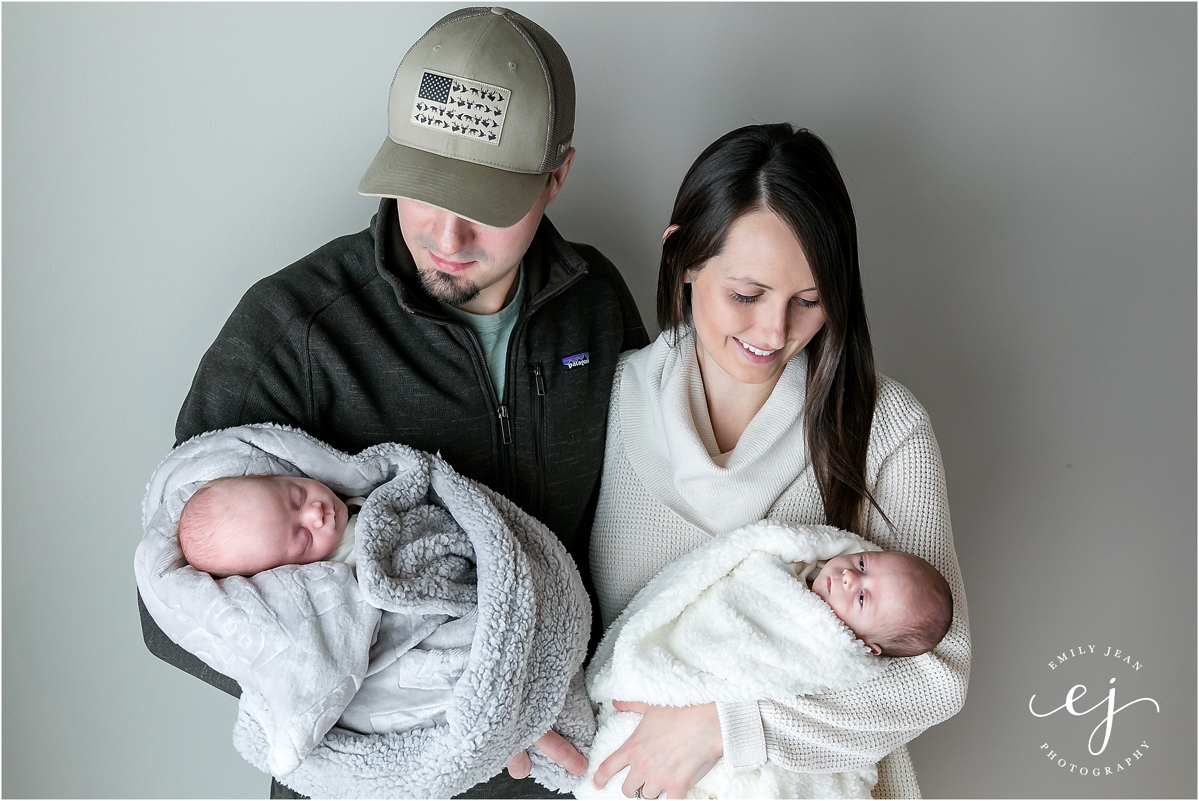 newborn twin boys with mom and dad  la crosse wisconsin family photographer
