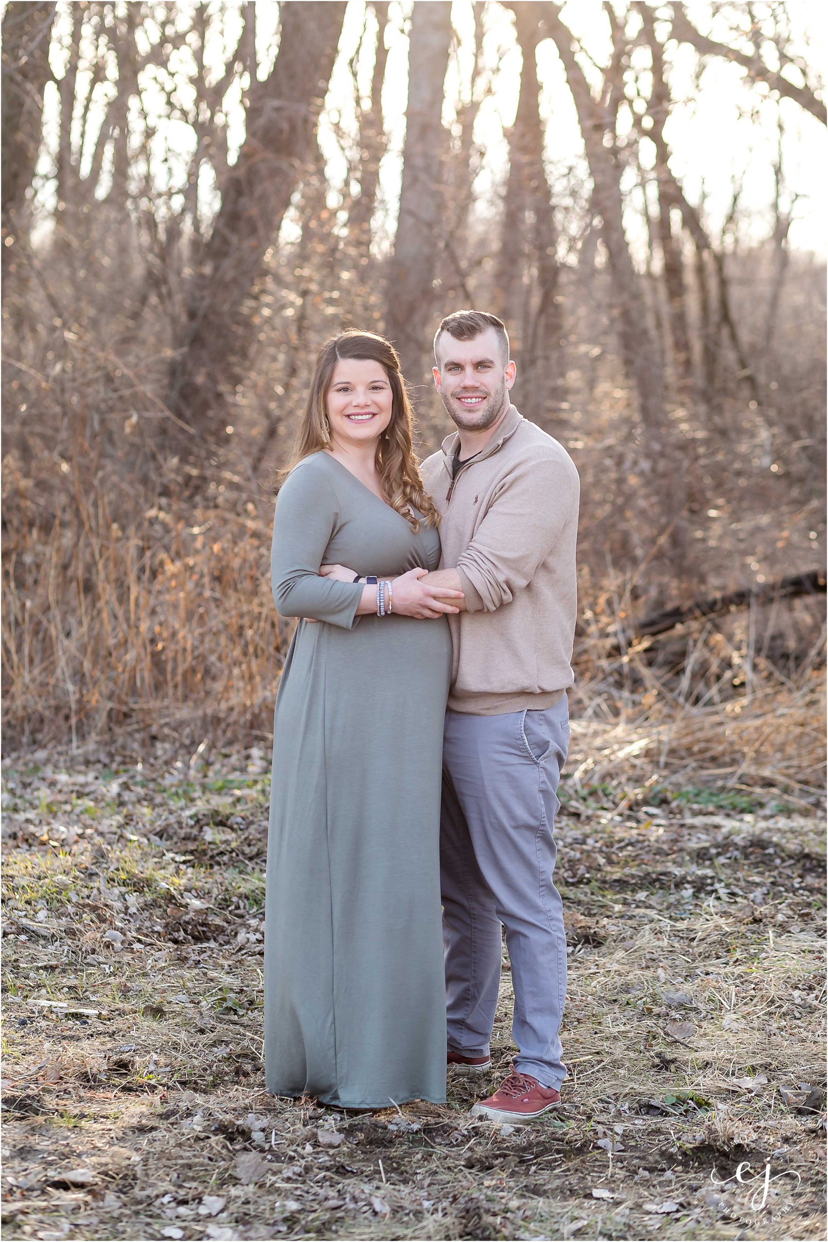 pregnang woman and husband standing in pettibone park