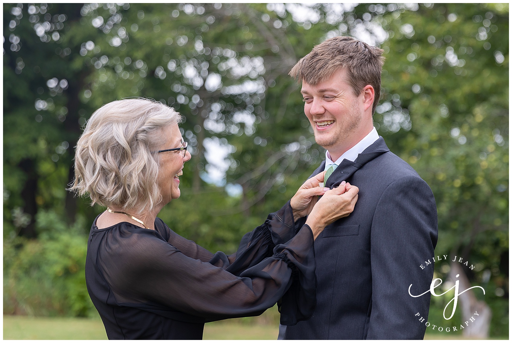 groom's mom putting on boutonniere 