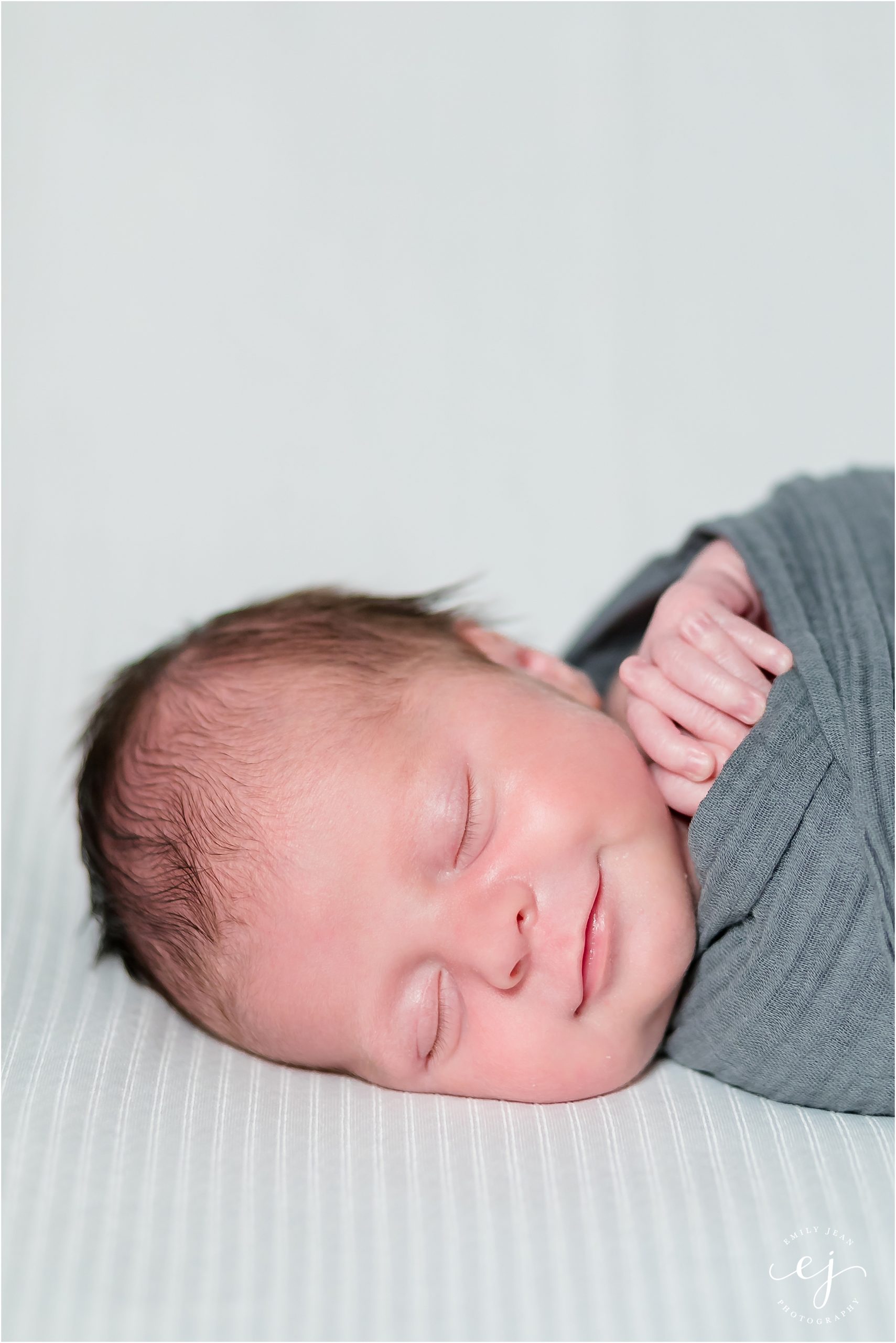 smiling newborn photo la crose wisconsin family photo5
